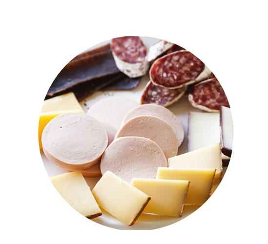 Ein voller Teller mit Brotzeit. Viel Wurst, Salami und Käse.