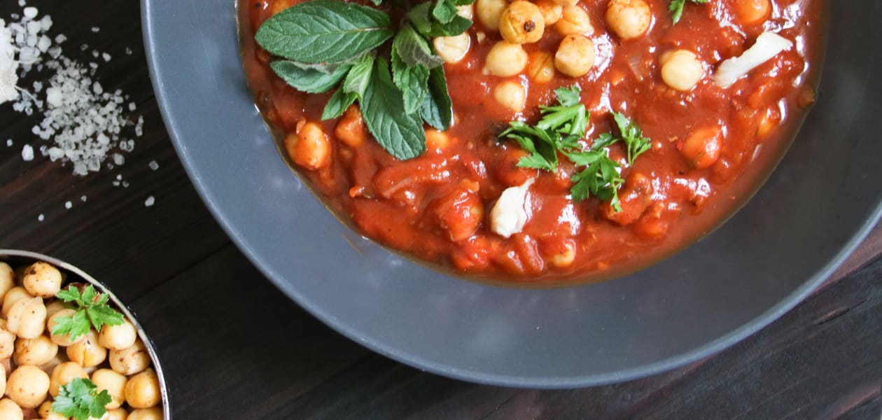 Tomatensuppe mit Fisch und Kichererbsen