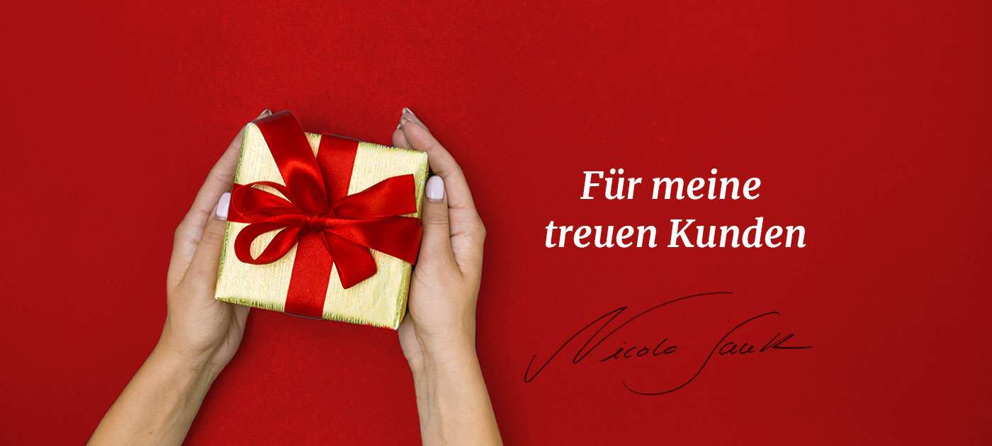 Hände halten ein Geschenk vor rotem Hintergrund, daneben die Schrift "Für meine treuen Kunden" mit Unterschift von Nicola Sautter