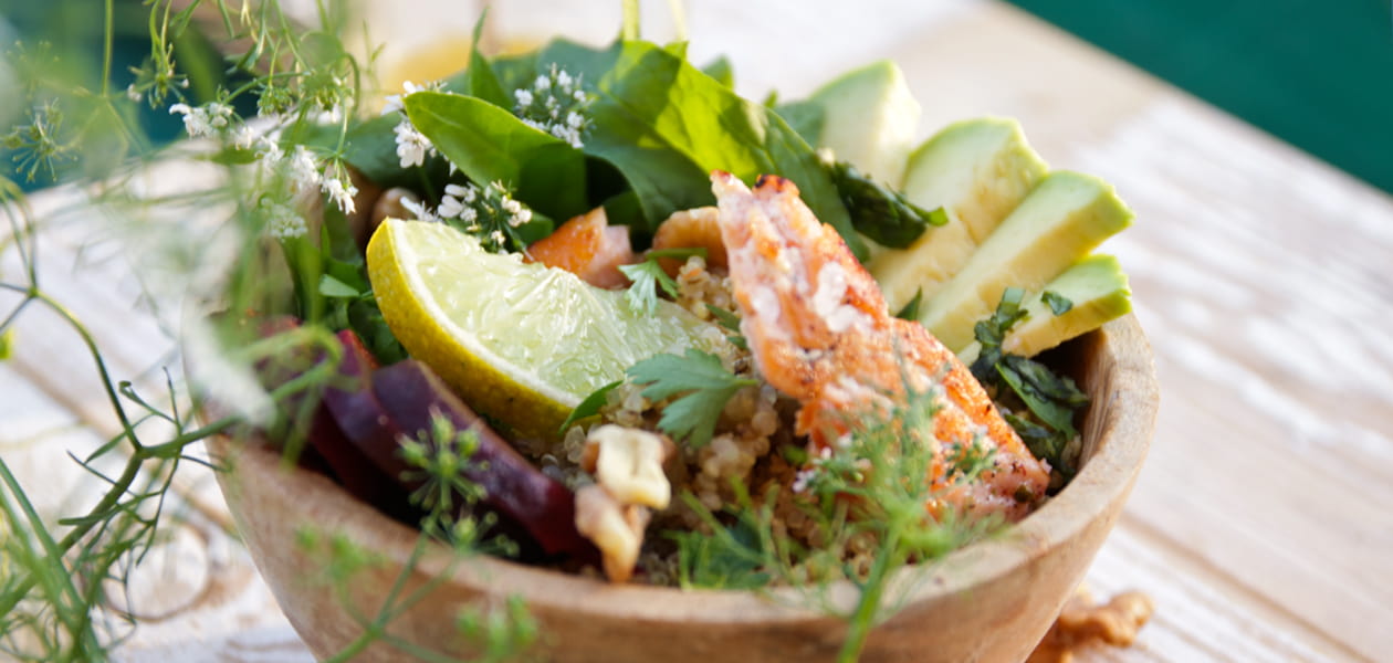 Lachs-Quinoa-Salat mit Avocado & Rote Bete